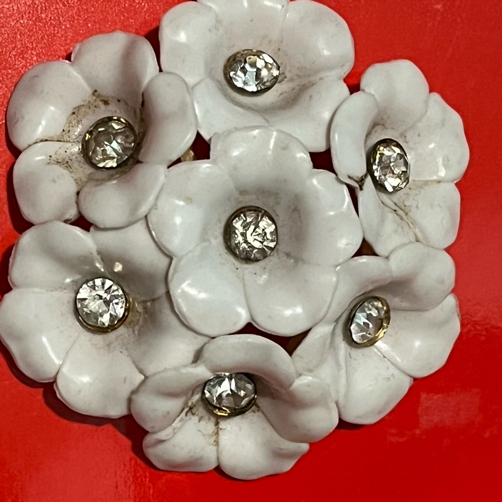 Elegant White Floral brooch pin costume jewelry